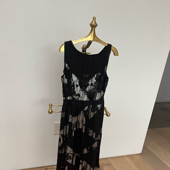 Black and silver cocktail dress, comes under your knees - Picture 2 of 3